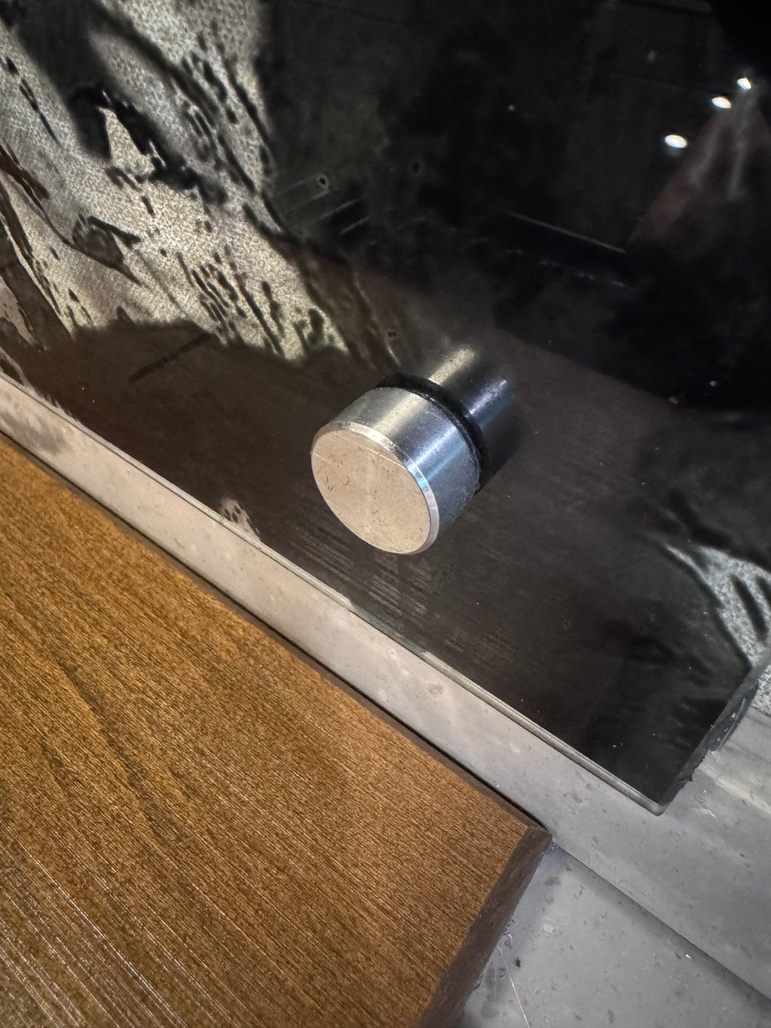 Backsplash hardware ￼